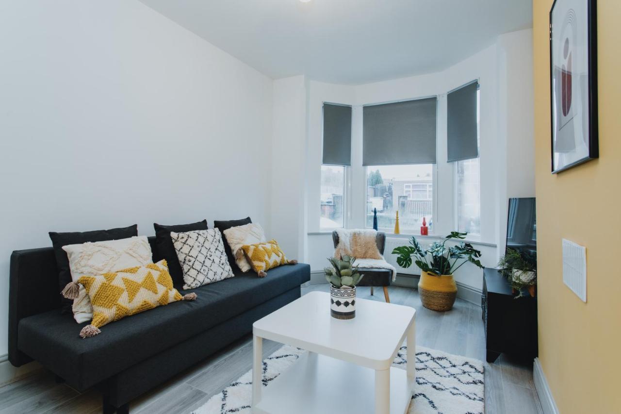 Townhouse House Ideal Contractors In 럭비 외부 사진