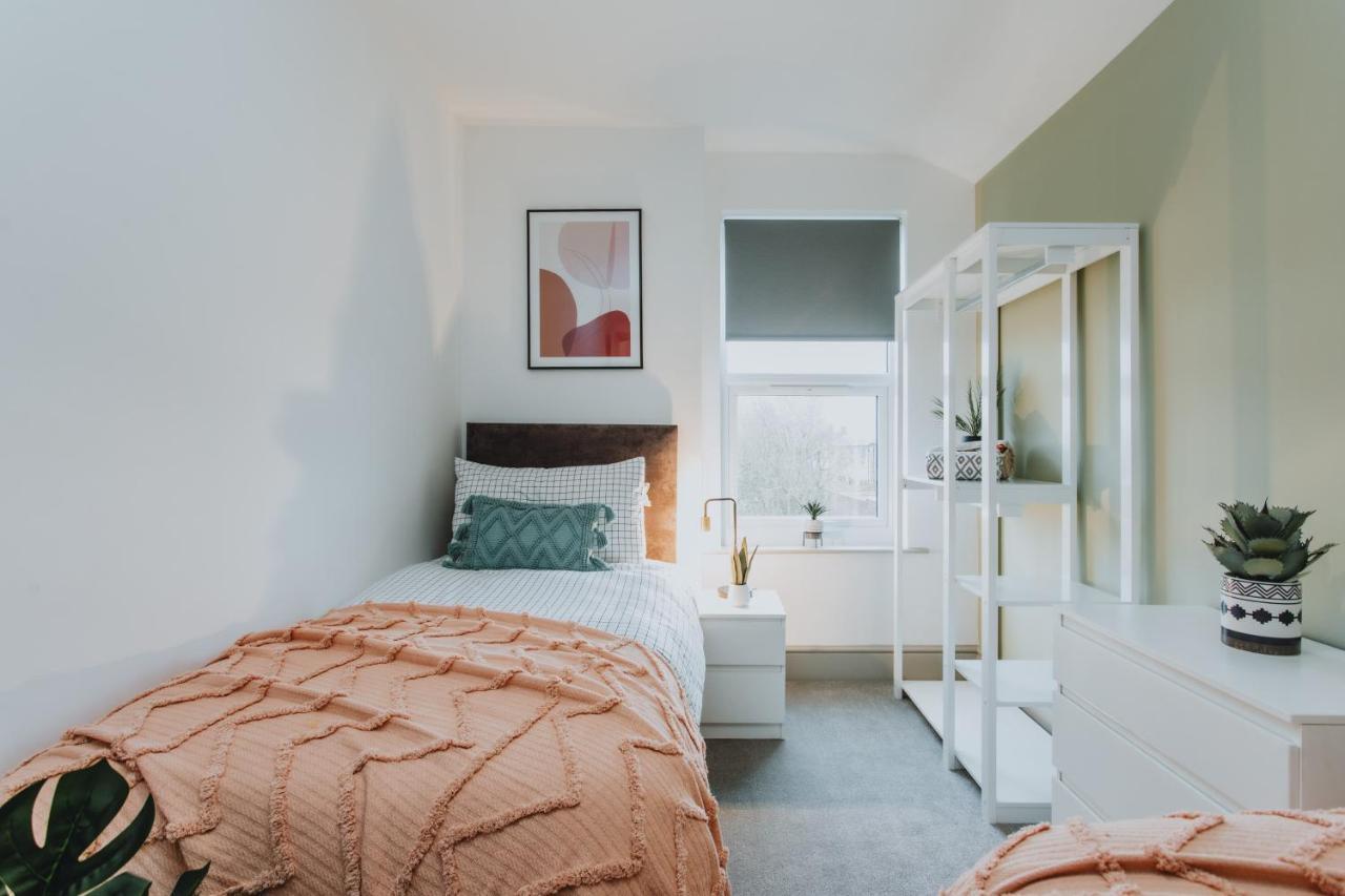 Townhouse House Ideal Contractors In 럭비 외부 사진