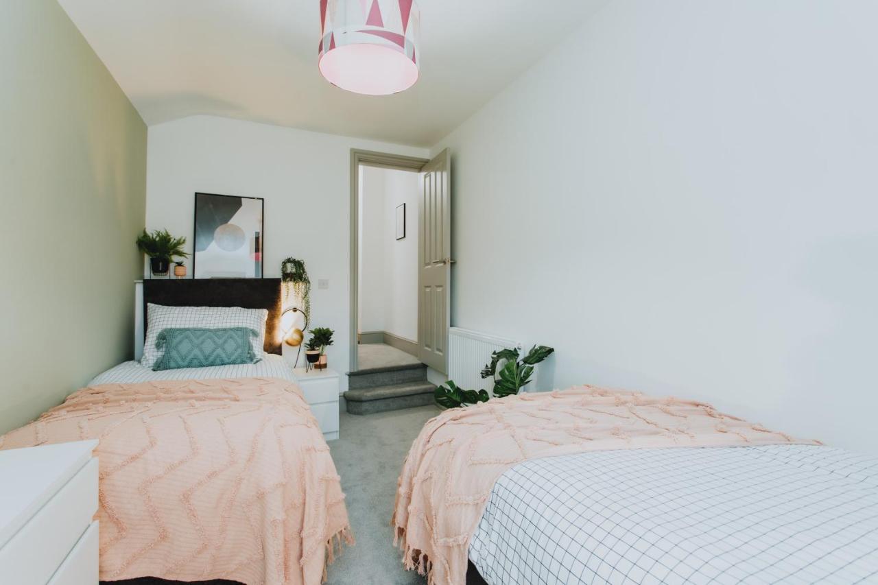 Townhouse House Ideal Contractors In 럭비 외부 사진